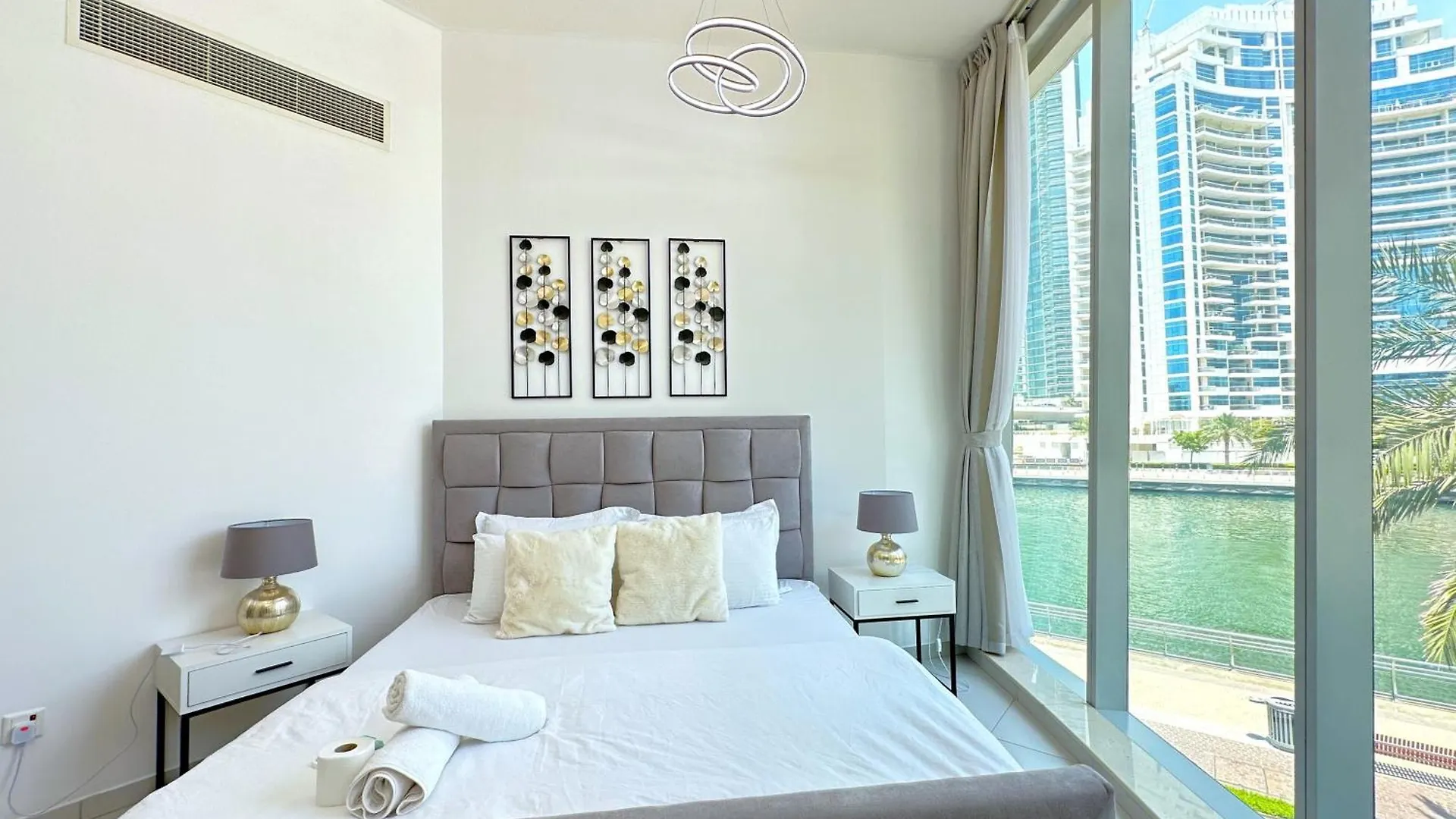 Apartment Unforgettable View & Experience Over Dubai Canal